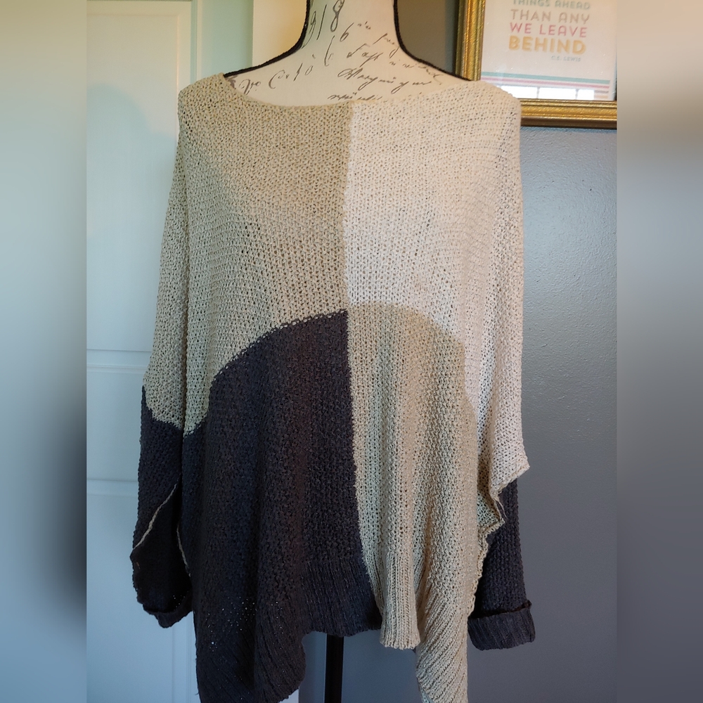 Easel Off-the-Shoulder Sweater in Cream and Gray Sz M